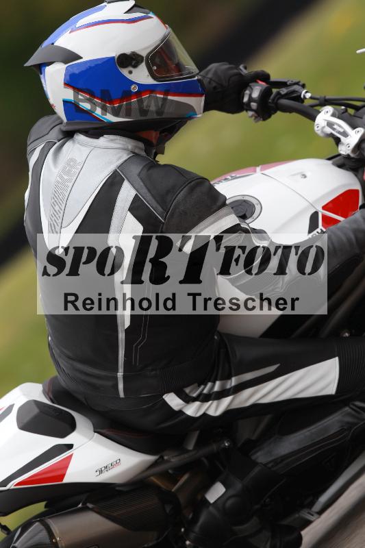 Archiv-2022/13 25.04.2022 Plüss Moto Sport ADR/Freies Fahren/backside